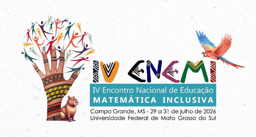 A imagem é um card de divulgação do IV Encontro Nacional de Educação Matemática Inclusiva. O fundo é claro, com textura suave.  No lado esquerdo há uma mão estilizada, com padrões geométricos e cores inspiradas em grafismos indígenas. A partir da palma da mão surgem diversas figuras humanas coloridas, com braços erguidos, formando algo semelhante à copa de uma árvore, sugerindo diversidade, participação e inclusão. Na base da mão aparece uma capivara, ilustrada de forma delicada.  No centro está o título do evento. A sigla IV ENEMI aparece em letras grandes e coloridas, com diferentes estilos gráficos. Logo abaixo, em uma faixa azul-esverdeada, lê-se: “IV Encontro Nacional de Educação Matemática Inclusiva”.  Abaixo do título aparecem as informações do evento: Campo Grande, MS – 29 a 31 de julho de 2026 Universidade Federal de Mato Grosso do Sul.  No lado direito da imagem há a ilustração de uma arara colorida em voo, com asas abertas em tons de azul, vermelho e laranja, reforçando a referência à fauna brasileira e à diversidade cultural.